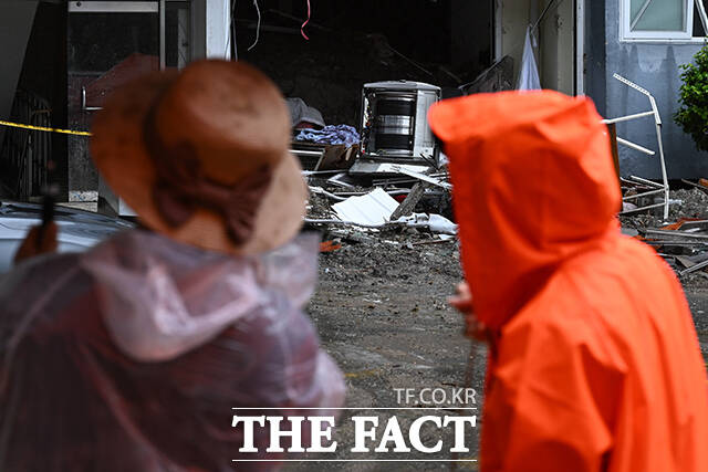경상남도 거제시를 중심으로 기록적인 폭우가 내린 가운데 18일 오전 경남 거제시 거제대로 인근 아파트에 산사태로 흘러내린 토사가 건물 내부에 들어와 시설을 비롯한 집 내부가 파손돼 있다. /거제=김성렬 기자