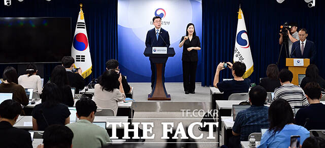 류제명 과학기술정보통신부 제2차관이 18일 오전 서울 종로구 정부서울청사에서 독자 AI파운데이션 모델 프로젝트 2차 단계평가 결과를 발표하고 있다. /임영무 기자