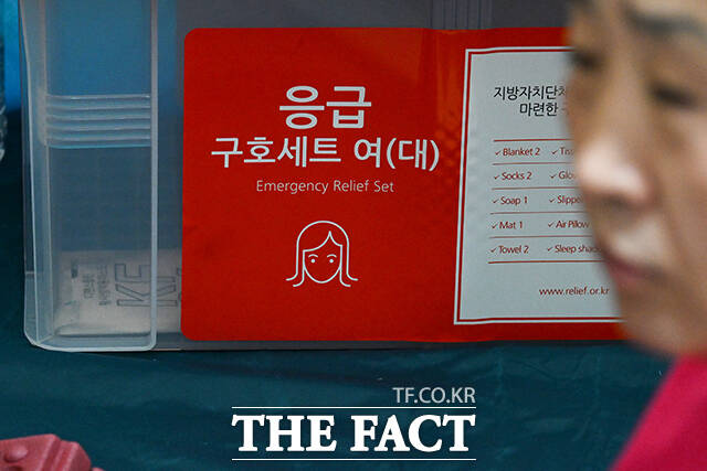 경상남도 거제시를 중심으로 기록적인 폭우가 내린 가운데 18일 오후 대한적십자사 관계자들이 경남 거제시 옥포초등학교에 마련된 주민 임시 대피소에서 구호 물품을 옮기고 있다. /거제=김성렬 기자