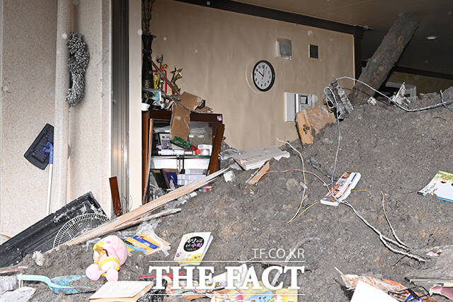 경상남도 거제시를 중심으로 기록적인 폭우가 내린 가운데 18일 오전 경남 거제시 거제대로 인근 아파트에 산사태로 흘러내린 토사가 건물 내부에 들어와 시설을 비롯한 집 내부가 파손돼 있다. /거제=김성렬 기자