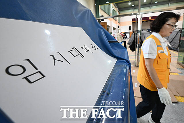 경상남도 거제시를 중심으로 기록적인 폭우가 내린 가운데 18일 오후 대한적십자사 관계자들이 경남 거제시 옥포초등학교에 마련된 주민 임시 대피소에서 구호 물품을 옮기고 있다. /거제=김성렬 기자