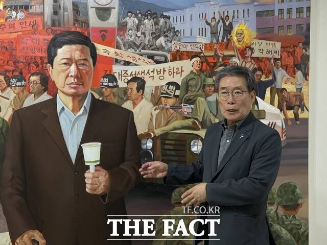 정진백 김대중추모사업회 전국회장이 김대중 전 대통령 그림 앞에서 김 전 대통령과의 생전 인연을 회상하고 있다. /김승일 기자