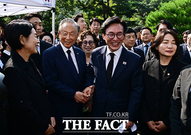 김민석 더불어민주당 신임 대표가 18일 오전 서울 동작구 국립서울현충원에서 김대중 대통령 묘역을 찾아 참배에 앞서 권노갑 상임고문과 인사를 하고 있다.