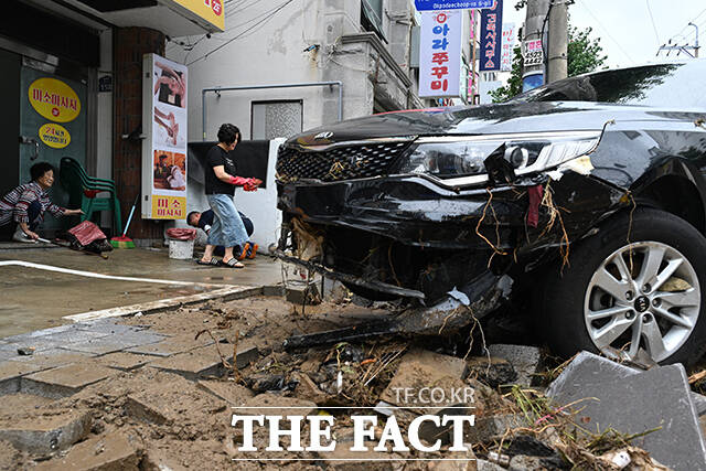 경상남도 거제시를 중심으로 기록적인 폭우가 내린 가운데 18일 오후 경남 거제시 옥포동 일대에서 주민들이 침수된 상가와 주택등에 쌓인 토사와 집기류를 치우며 수해 복구 작업을 하고 있다. /거제=김성렬 기자