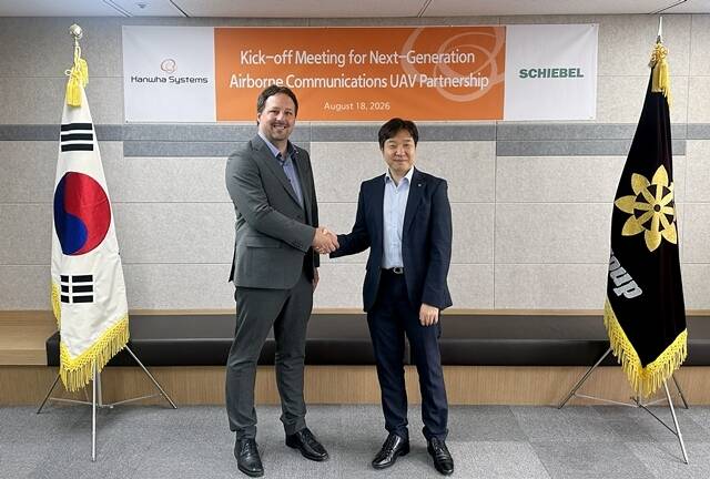 한화시스템이 18일 오스트리아 무인기 전문기업 쉬벨과(Schiebel)과 차세대 공중 통신용 무인항공기 협업 관련 킥오프 미팅을 가졌다. 오른쪽부터 장보섭 한화시스템 C5ISR사업센터장, 마이클 쉴러(Michael Schiller) 쉬벨 함탑재서북도서 사업총괄 PM 겸 쉬벨 코리아 지사장. /한화시스템