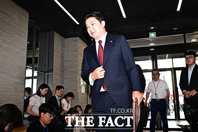 진종오 국민의힘 의원이 18일 오후 서울 여의도 국민의힘 중앙당사에서 열린 윤리위원회 전체회의에 출석하고 있다. /배정한 기자