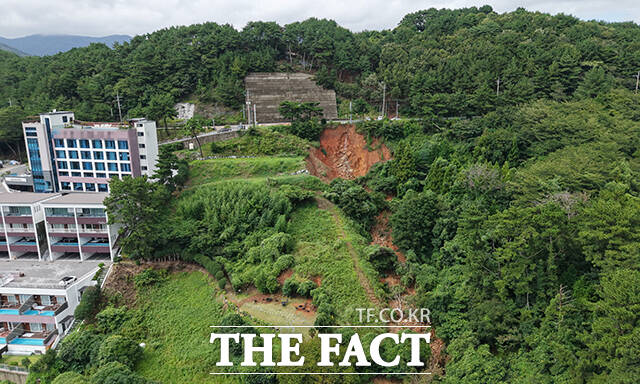 경상남도 거제시를 중심으로 기록적인 폭우가 내린 가운데 18일 오후 경남 거제시 일운면 일대 야산에서 토사가 흘러 내리고 있다. /거제=박헌우 기자