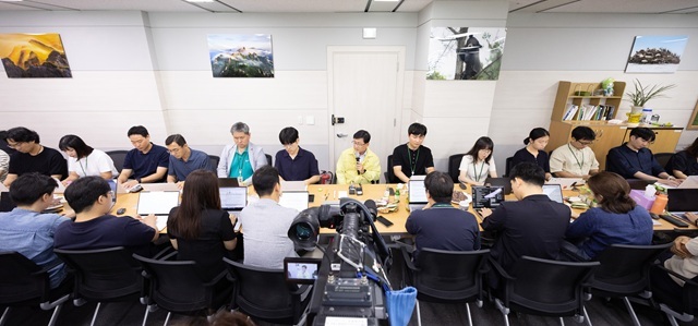 김성환 기후에너지환경부 장관은 18일 기자들과 만나 다음달이 제12차 전력수급기본계획과 폭우 침수 피해 지역 지원 방안 등에 대해 설명했다. /기후에너지환경부