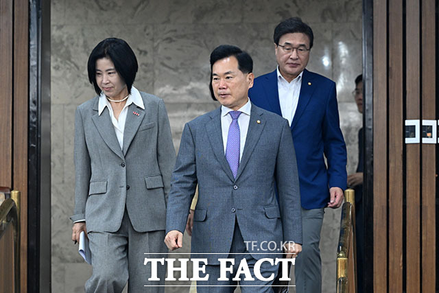 김승수 국민의힘 원내운영수석부대표(가운데)가 18일 오전 서울 여의도 국회에서 열린 원내대책회의에 참석해 모두발언을 하고 있다. /국회=서예원 기자