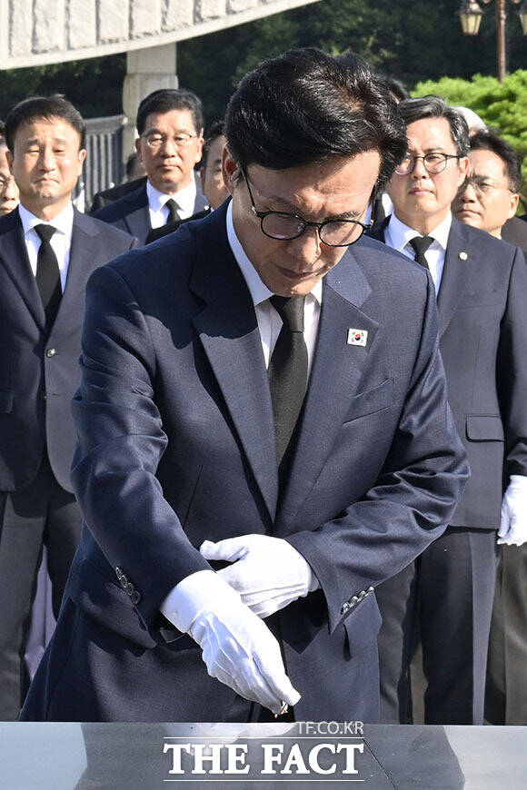 김민석 더불어민주당 신임 당대표가 국립5.18민주묘지를 찾아 참배를 마치고 이동하고 있다. /전남광주=뉴시스