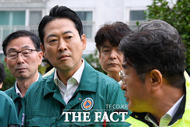 장동혁 대표가 싱크홀 현장을 살펴보고 있다.