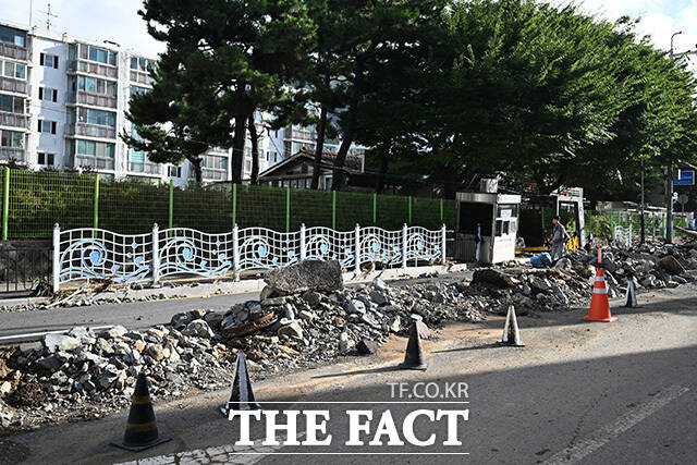 장평3로 위로 돌들이 쌓여 있다.