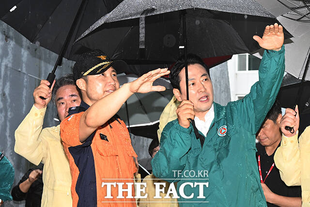 장동혁 국민의힘 당대표(가운데)가 18일 오전 호우로 인해 산사태가 발생한 경남 거제시 옥포동의 한 아파트 단지를 찾아 산사태 현장을 살펴보고 있다. /거제=김성렬 기자