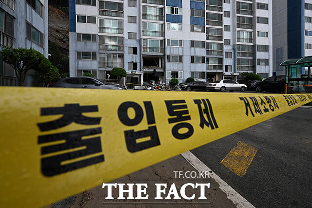 경상남도 거제시를 중심으로 기록적인 폭우가 내린 가운데 18일 오전 경남 거제시 거제대로 인근 아파트에 산사태로 흘러내린 토사가 건물 내부에 들어와 시설을 비롯한 집 내부가 파손돼 있다. /거제=김성렬 기자