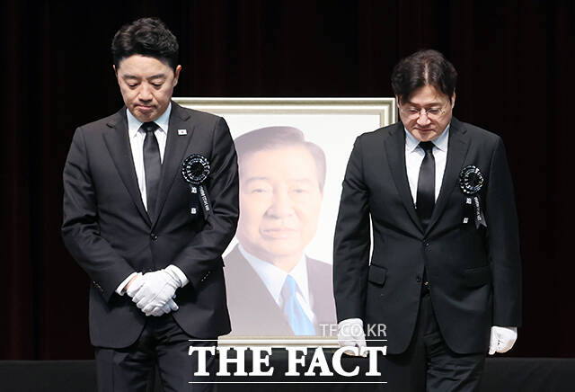 추모사 마친 강훈식 대통령 비서실장과 홍익표 정무수석.