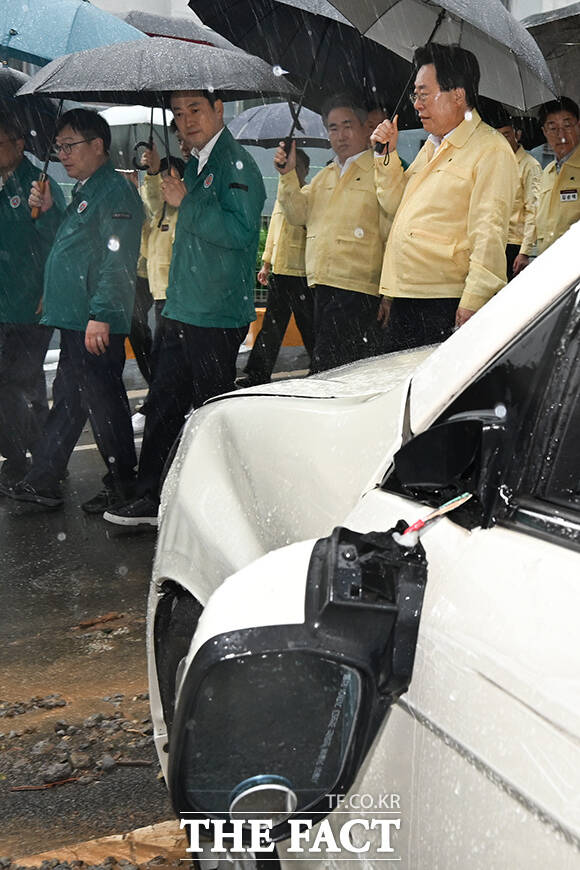 장동혁 국민의힘 당대표(가운데)가 18일 오전 호우로 인해 산사태가 발생한 경남 거제시 옥포동의 한 아파트 단지를 찾아 산사태 현장을 살펴보고 있다. /거제=김성렬 기자