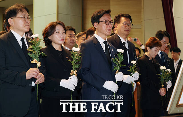 헌화하는 김민석 더불어민주당 대표.