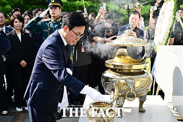 김민석 더불어민주당 신임 대표가 18일 오전 서울 동작구 국립서울현충원에서 김대중 대통령 묘역을 찾아 참배에 앞서 권노갑 상임고문과 인사를 하고 있다.