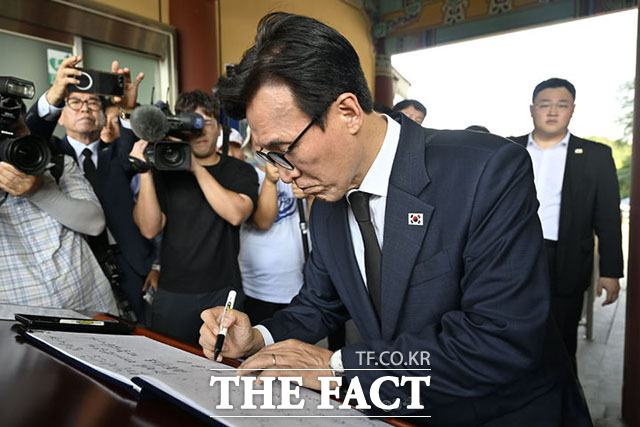 김민석 더불어민주당 신임 당대표가 국립5.18민주묘지를 찾아 참배를 마치고 이동하고 있다. /전남광주=뉴시스