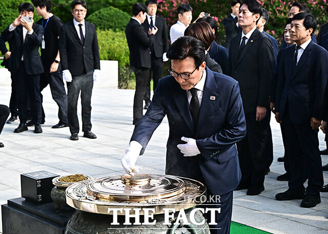 김민석 더불어민주당 신임 당대표가 18일 오전 서울 동작구 국립서울현충원에서 참배를 마친 뒤 이동하고 있다. /배정한 기자