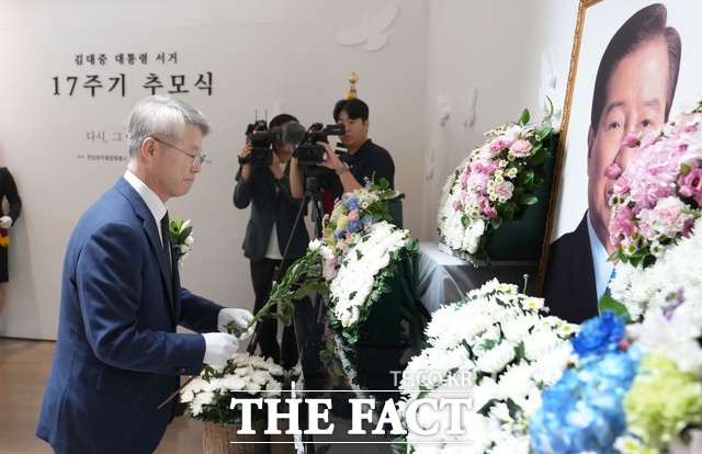 민형배 전남광주시장이 18일 목포시 김대중노벨평화상기념관서 열린 김대중 대통령 서거 17주기 추모식 행사에서 헌화를 하고 있다. /전남광주시