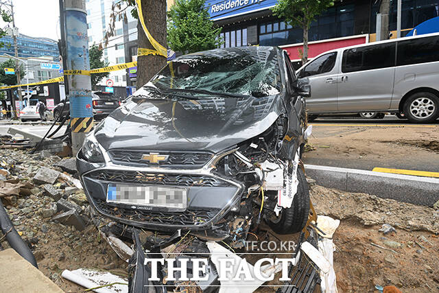 경상남도 거제시를 중심으로 기록적인 폭우가 내린 가운데 18일 오후 경남 거제시 옥포동 일대에서 주민들이 침수된 상가와 주택등에 쌓인 토사와 집기류를 치우며 수해 복구 작업을 하고 있다. /거제=김성렬 기자