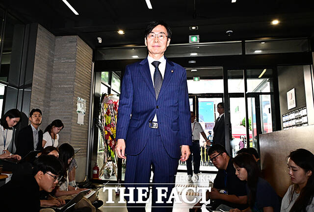 조경태 국민의힘 의원이 18일 오후 서울 여의도 국민의힘 중앙당사에서 열린 윤리위원회에 출석하고 있다. /배정한 기자
