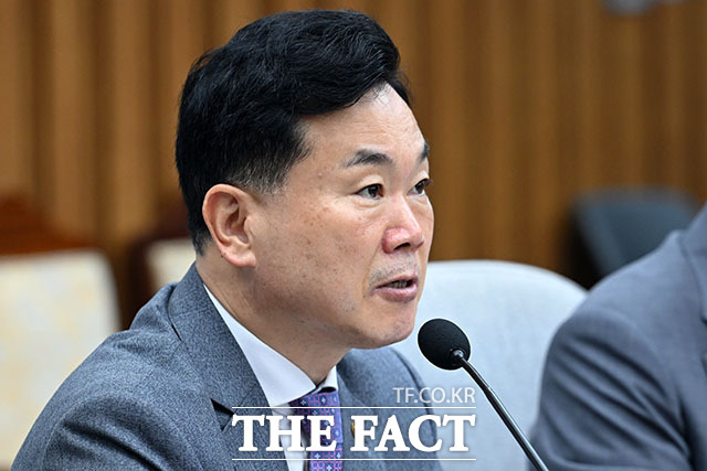 김승수 국민의힘 원내운영수석부대표(가운데)가 18일 오전 서울 여의도 국회에서 열린 원내대책회의에 참석해 모두발언을 하고 있다. /국회=서예원 기자