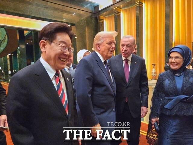 이재명 대통령이 도널드 트럼프 미국 대통령의 중동전쟁 지원 요청을 거절했다고 트럼프 대통령이 밝혔다. 이 대통령이 7월 7일(현지시간) 튀르키예 앙카라 대통령궁에서 열린 레젭 타입 에르도안 튀르키예 대통령 주최 친교 만찬에서 트럼프 대통령과 이동하며 환담을 나누고 있다. /청와대