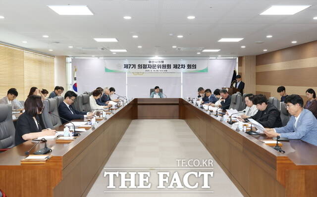 아산시의회 제7기 의정자문위원회 제2차 회의에서 안정근 의장과 임기호 위원장을 비롯한 의원 및 자문위원들이 회의를 진행하고 있다. /아산시의회