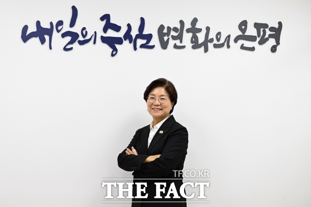 김미경 은평구청장이 13일 서울 은평구청 집무실에서 <더팩트>와 인터뷰를 하고 있다. /남윤호 기자