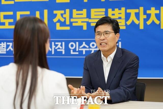지난 6월 12일 이원택 전북도지사 당선인이 도지사직 인수위원회 사무실이 위치한 전주시 덕진구 장동 전북바이오융합산업진흥원 비즈니스센터에서 당선인 신분으로는 처음으로 <더팩트> 전북취재본부와 대면 인터뷰를 하고 있다. /전주=김수홍 기자