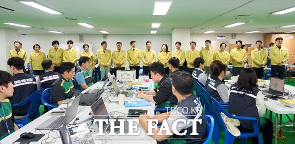 강정수 대전시 서구의회 의장을 비롯 의원들이 18일 서구청 을지연습 종합상황실을 방문해 직원들을 격려하고 위문품을 전달했다. /대전시 서구의회