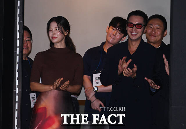 배우 변요한과 노재원, 최국희 감독, 임세미, 문지훈(스윙스), 김민호(왼쪽부터)가 18일 서울 용산구 CGV 용산 아이파크몰에서 열린 영화 '타짜: 벨제붑의 노래' 제작보고회에 참석해 포즈를 취하고 있다.