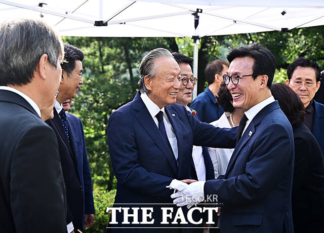 김민석 더불어민주당 신임 대표가 18일 오전 서울 동작구 국립서울현충원에서 김대중 대통령 묘역을 찾아 참배에 앞서 권노갑 상임고문과 인사를 하고 있다.