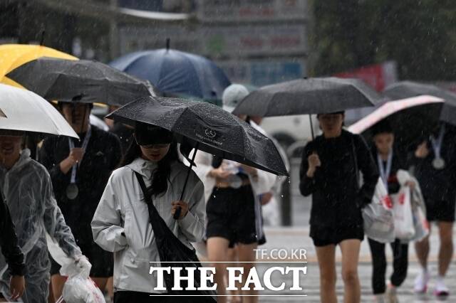 수요일인 19일은 전국 대부분 지역에 소나기가 내리는 곳이 있겠다. 전국 대부분 지역이 무덥겠다. /더팩트 DB