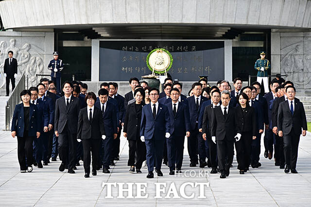 김민석 더불어민주당 신임 당대표가 18일 오전 서울 동작구 국립서울현충원에서 참배를 마친 뒤 이동하고 있다. /배정한 기자