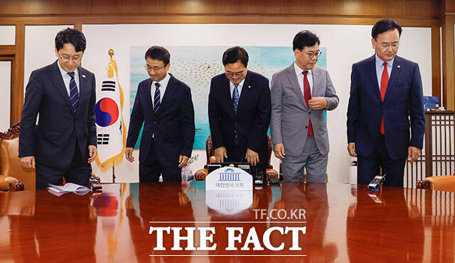 지난 22대 전반기 국회에서도 개헌 시도가 있었으나 무산됐다. 사진은 우원식 국회의장과 한병도 더불어민주당 원내대표, 송언석 당시 국민의힘 원내대표(오른쪽 두번째)가 지난 5월 7일 오후 서울 여의도 국회에서 개헌안 본회의 상정을 앞두고 열린 여야 원내대표 회동에 참석해 기념사진 촬영을 하는 모습. /배정한 기자