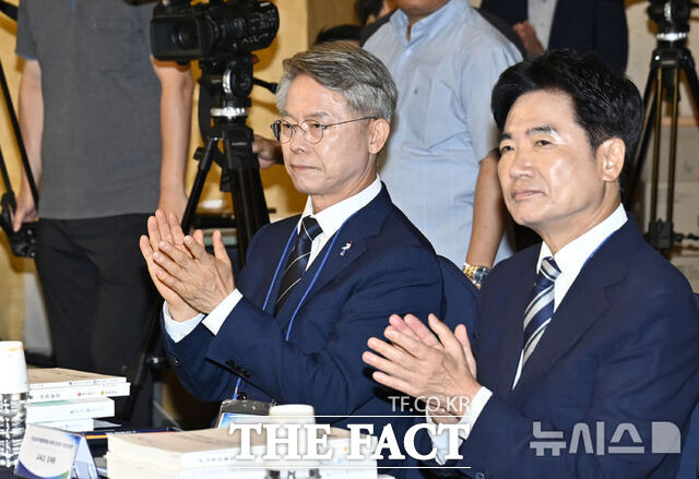 6월 9일 영암군 호텔현대 바이 라한 목포에서 열린 전남광주통합특별시의회 당선의원 사전 간담회에 참석한 민형배 특별시장 당선인과 김대중 교육감 당선인이 박수를 치고 있다. /뉴시스