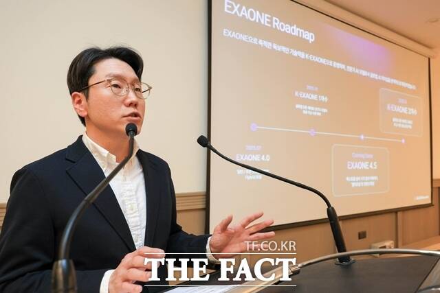 임우형 LG AI연구원 공동 연구원장이 지난 3월 스페인 바르셀로나 MWC 2026 현장에서 열린 기자간담회에서 'K-엑사원' 로드맵을 설명하고 있다. /사진공동취재단