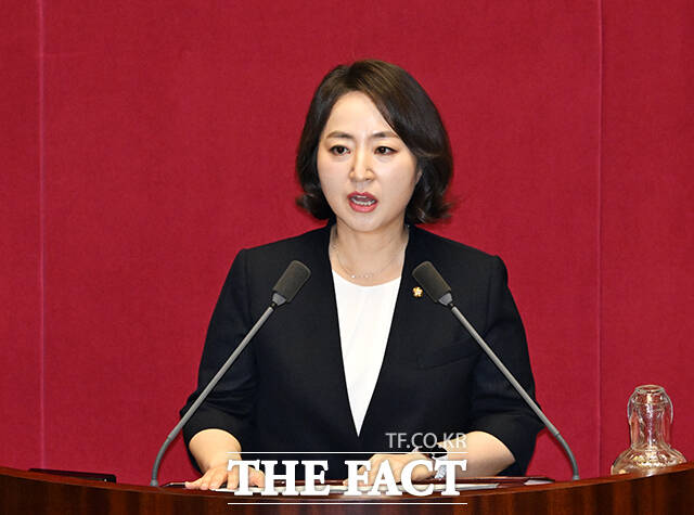 더불어민주당은 오는 20일 열리는 국회 본회의에서 패스트트랙 기간을 기존 최장 330일에서 90일로 단축하는 국회법 개정안 처리를 최우선으로 하겠다고 밝혔다. 사진은 이주희 민주당 원내대변인. /배정한 기자