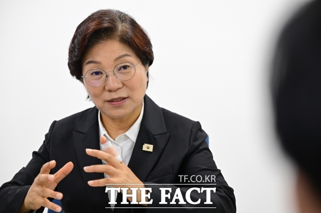 김미경 은평구청장이 13일 서울 은평구청 집무실에서 <더팩트>와 인터뷰를 하고 있다. /남윤호 기자