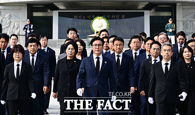 김민석 더불어민주당 신임 당대표가 18일 오전 서울 동작구 국립서울현충원에서 참배를 마친 뒤 이동하고 있다. /배정한 기자