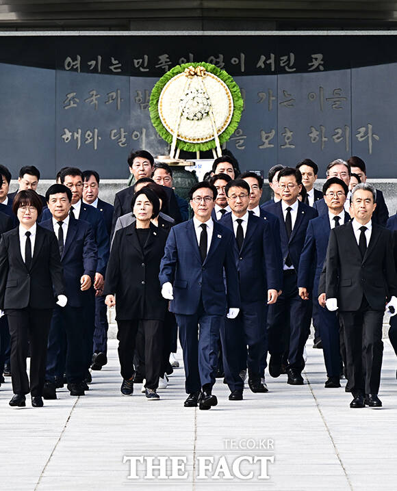 김민석 더불어민주당 신임 당대표가 18일 오전 서울 동작구 국립서울현충원에서 참배를 마친 뒤 이동하고 있다. /배정한 기자