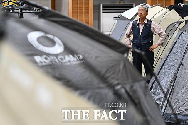 경상남도 거제시를 중심으로 기록적인 폭우가 내린 가운데 18일 오후 대한적십자사 관계자들이 경남 거제시 옥포초등학교에 마련된 주민 임시 대피소에서 구호 물품을 옮기고 있다. /거제=김성렬 기자