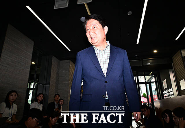 권영진 국민의힘 의원이 18일 오후 서울 여의도 국민의힘 중앙당사에서 열린 윤리위원회에 출석하고 있다. /배정한 기자