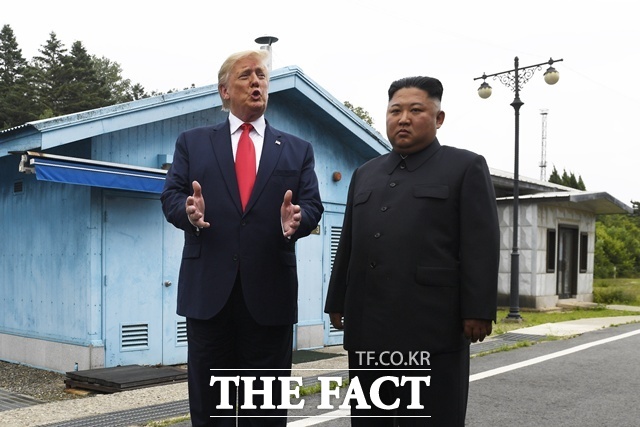도널드 트럼프 미국 대통령(왼쪽)이 김정은 북한 국무위원장으로부터 대화 제안에 대한 응답을 받았다고 밝혔다. 사진은 2019년 6월 30일 트럼프 대통령과 김 위원장이 판문점 공동경비구역에서 만났던 모습. /AP. 뉴시스.