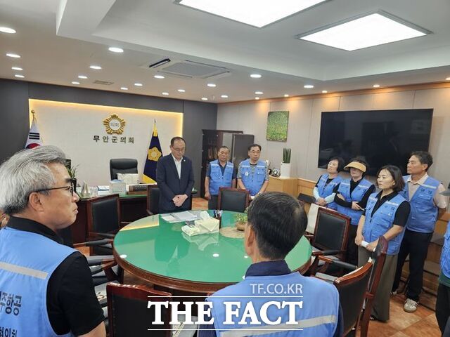 12·29 무안공항 제주항공 유가족협의회가 18일 무안군의회 의장실에서 임윤택 의장과 면담을 진행하고 있다. /유가족협의회 제공