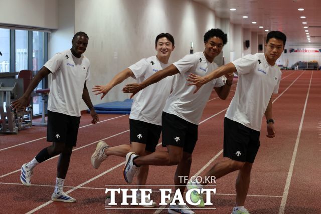 한달 뒤 2026 아이치·나고야 아시안게임에 출전하는 남자 육상 400m 계주 대표팀 동료 비웨사 다니엘 가사마, 서민준, 나마다 조엘진, 김시온(왼쪽부터)이 지난 6일 충청북도 진천 국가대표선수촌에서 진행한 단체촬영에서 바통을 이어받는 자세를 취하고 있다. /진천=대한육상연맹