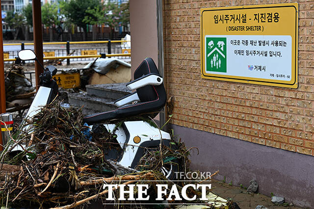 장평초등학교 관계자들이 학교를 살펴보고 있다.
